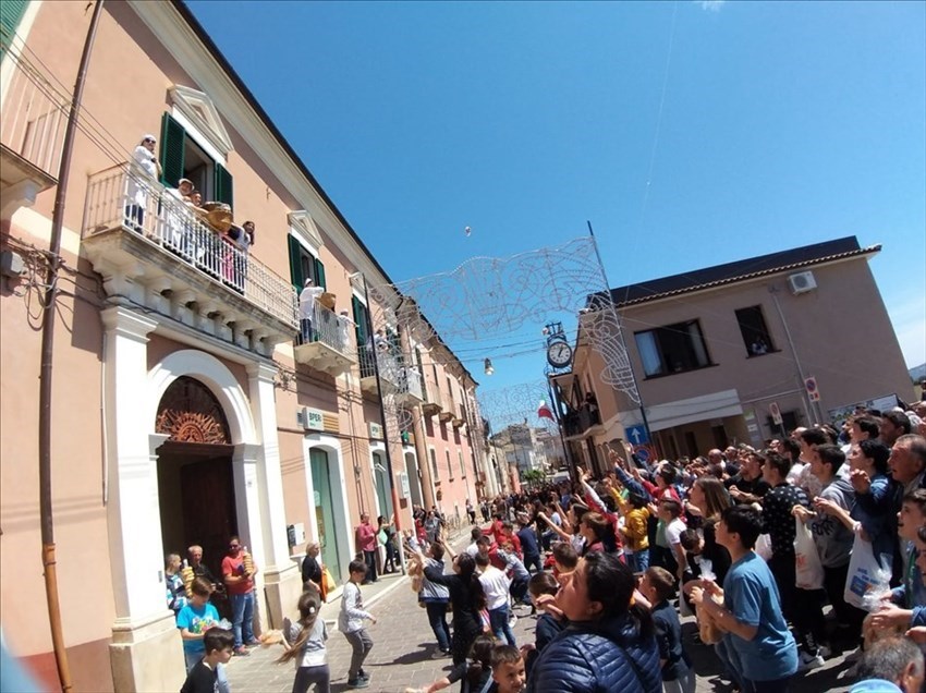 A Pollutri il "lancio dei taralli" di San Nicola 2019