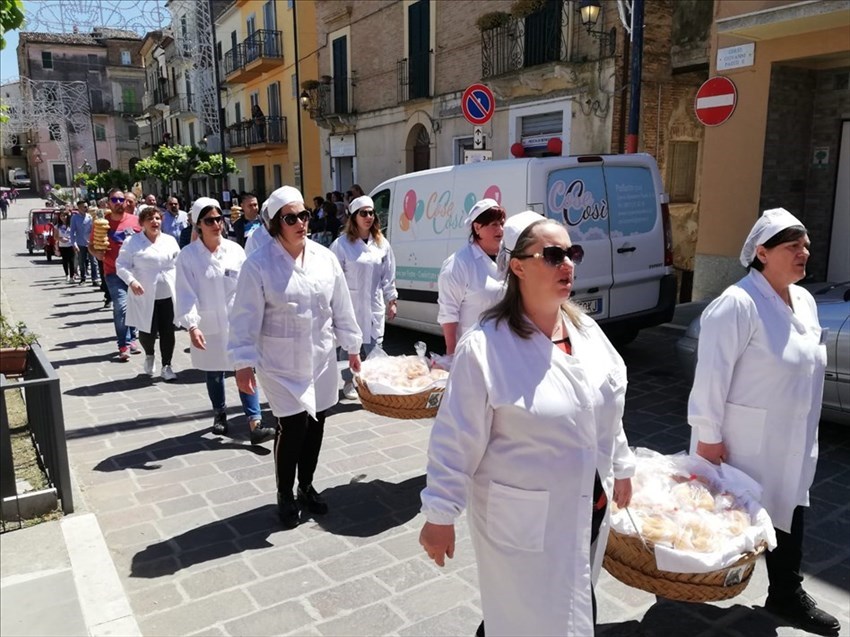 A Pollutri il "lancio dei taralli" di San Nicola 2019