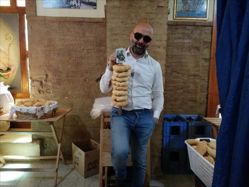 A Pollutri il "lancio dei taralli" di San Nicola 2019