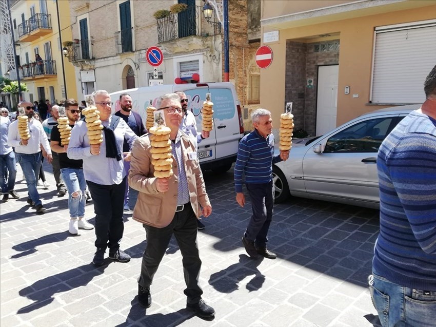 A Pollutri il "lancio dei taralli" di San Nicola 2019