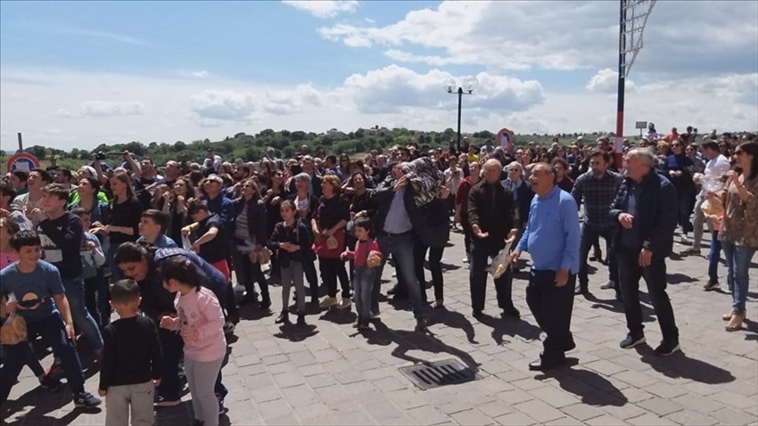 A Pollutri il "lancio dei taralli" di San Nicola 2019