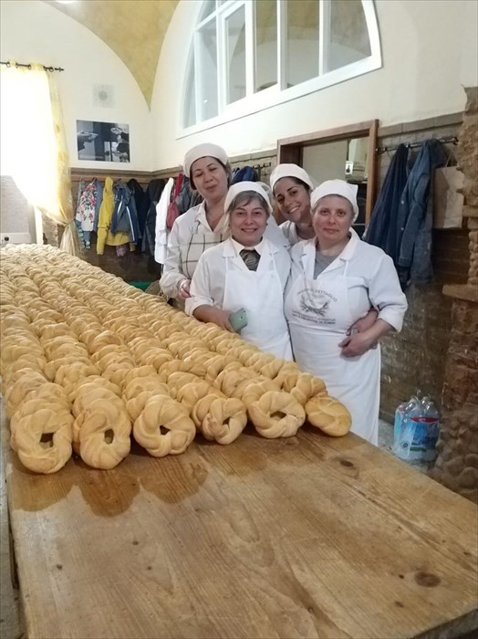 A Pollutri il "lancio dei taralli" di San Nicola 2019