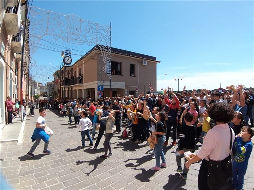 A Pollutri il "lancio dei taralli" di San Nicola 2019