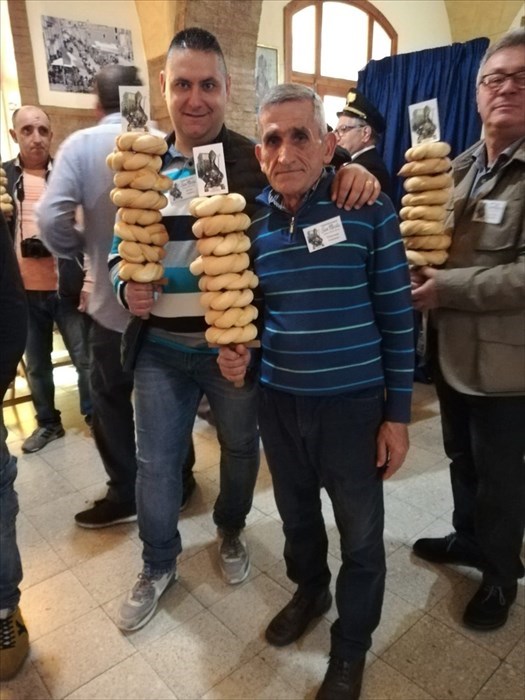 A Pollutri il "lancio dei taralli" di San Nicola 2019