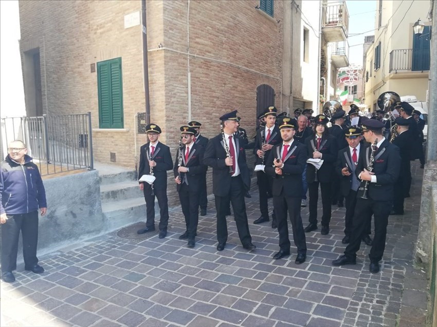 A Pollutri il "lancio dei taralli" di San Nicola 2019