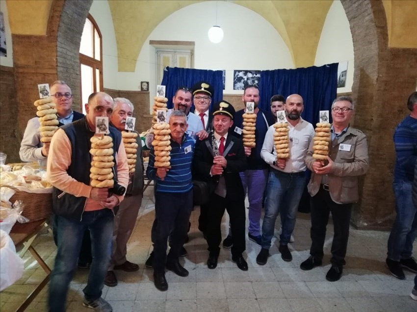 A Pollutri il "lancio dei taralli" di San Nicola 2019