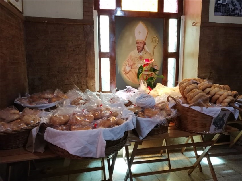 A Pollutri il "lancio dei taralli" di San Nicola 2019