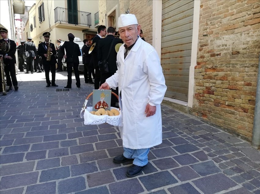 A Pollutri il "lancio dei taralli" di San Nicola 2019