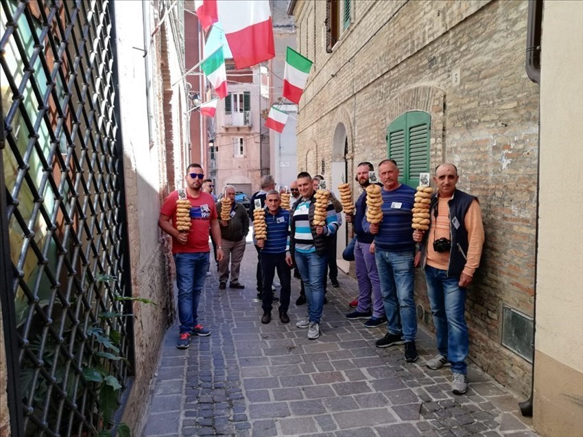 A Pollutri il "lancio dei taralli" di San Nicola 2019