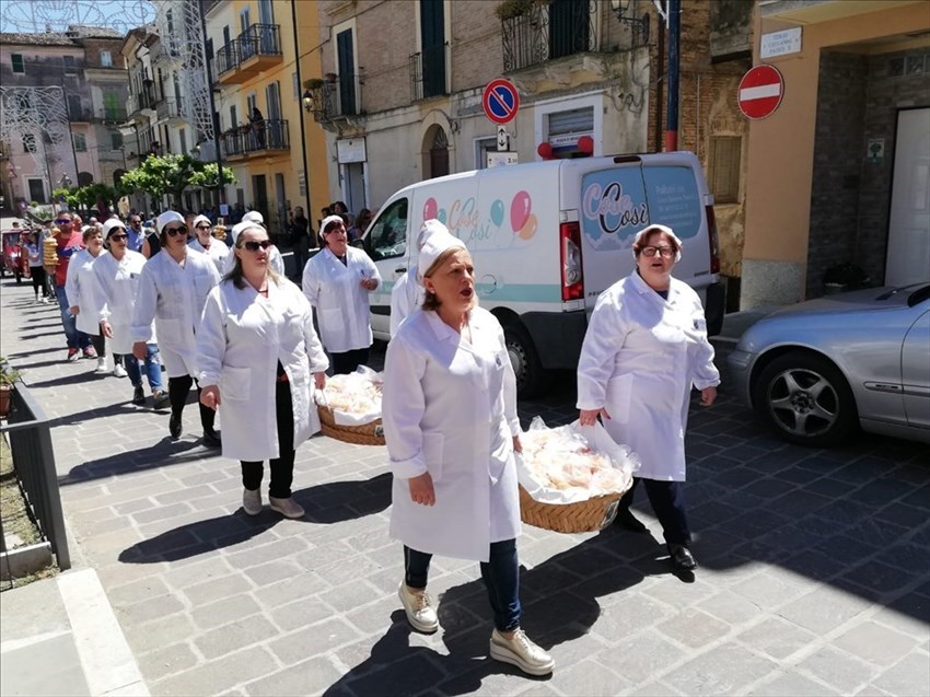 A Pollutri il "lancio dei taralli" di San Nicola 2019