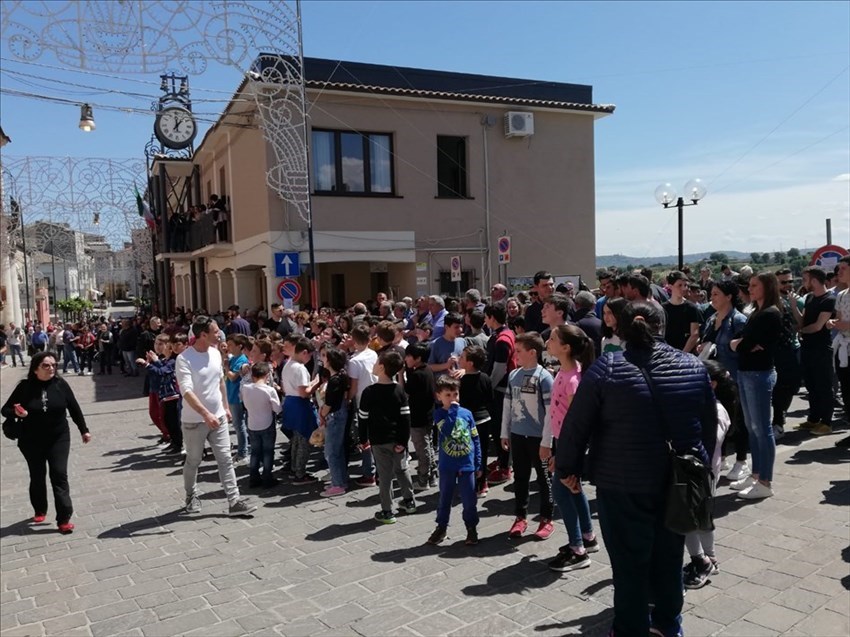 A Pollutri il "lancio dei taralli" di San Nicola 2019