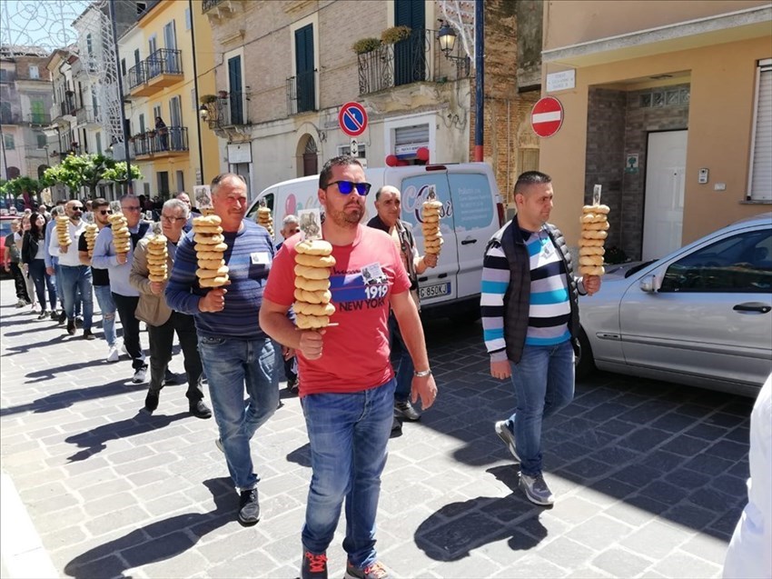 A Pollutri il "lancio dei taralli" di San Nicola 2019