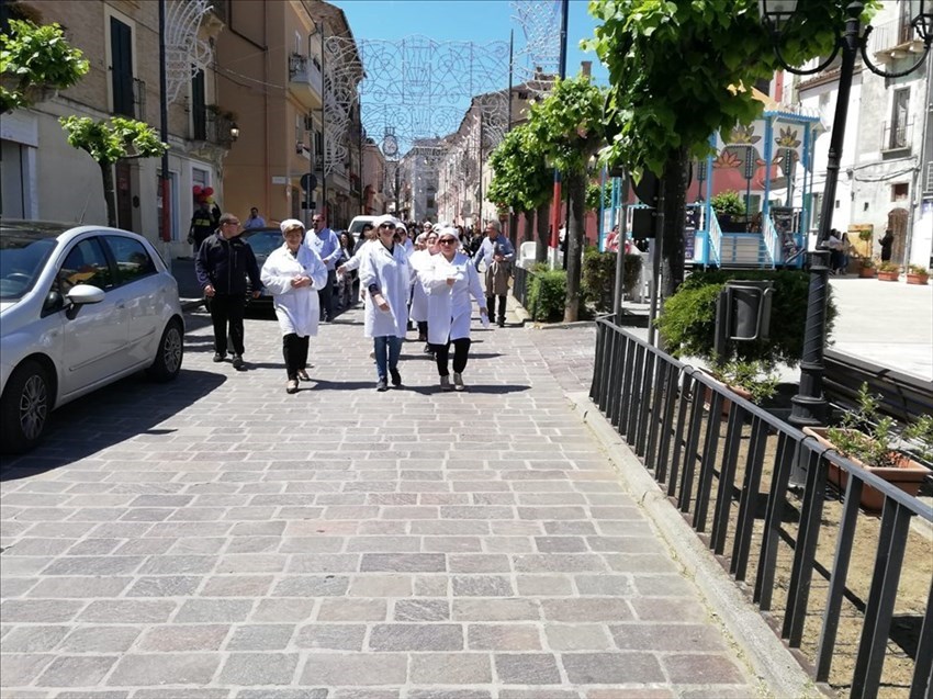 A Pollutri il "lancio dei taralli" di San Nicola 2019