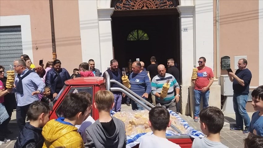 A Pollutri il "lancio dei taralli" di San Nicola 2019