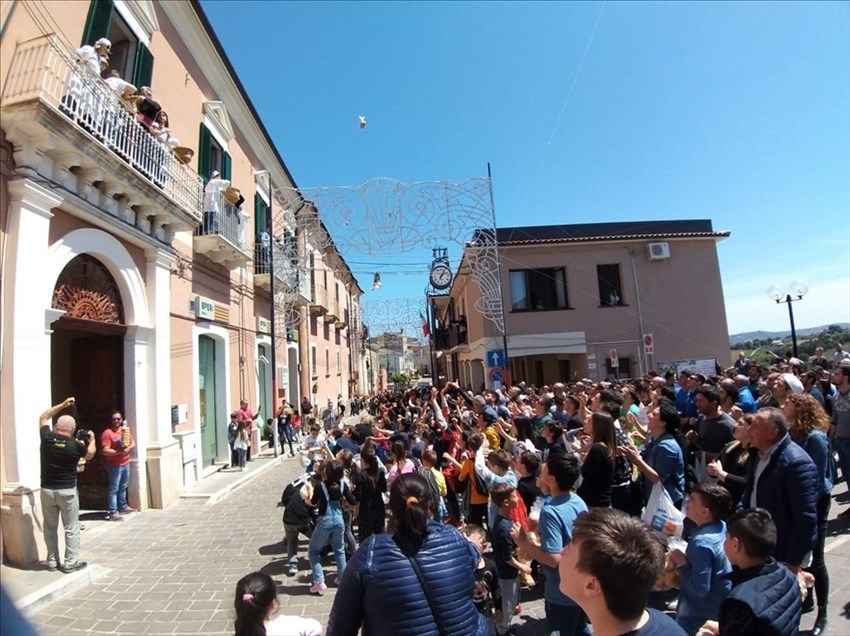 A Pollutri il "lancio dei taralli" di San Nicola 2019