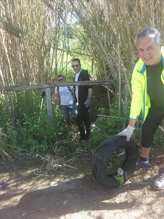 Volontari ripuliscono la pista ciclabile della Lebba