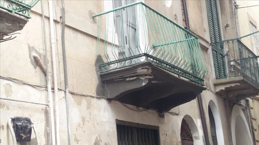 Un furgone del Giro d'Italia danneggia dei balconi in centro