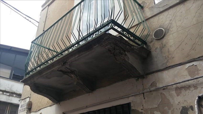 Un furgone del Giro d'Italia danneggia dei balconi in centro