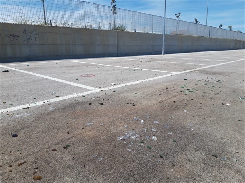 Nuova raccolta differenziata: cittadini lamentano mancati ritiri e pezzi di vetro lasciati in strada