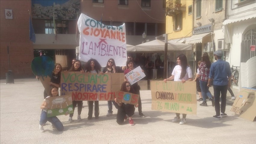 Manifestazione per l'ambiente in piazza Barbacani