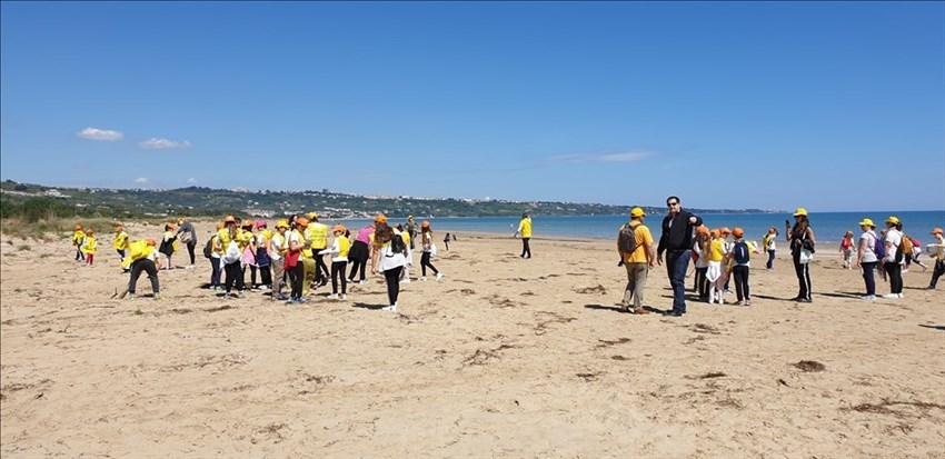 Spiagge e fondali puliti, piccoli volontari all'opera al Giardino botanico di San Salvo