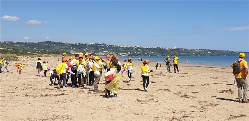Spiagge e fondali puliti, piccoli volontari all'opera al Giardino botanico di San Salvo