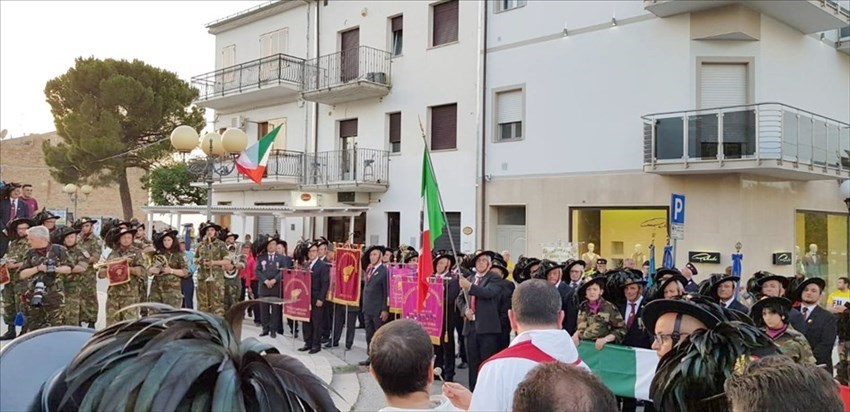 Cappelli piumati a Montenero: grande successo per la festa dei Bersaglieri
