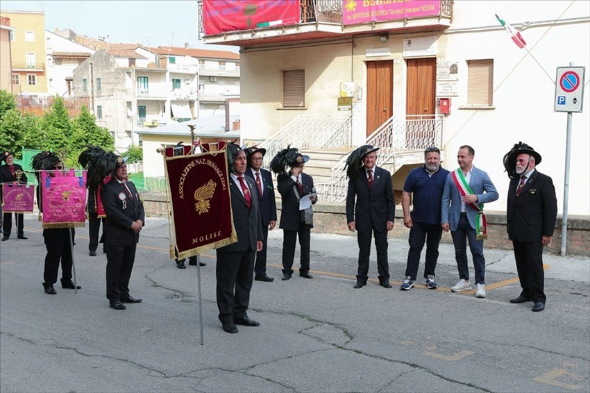 Cappelli piumati a Montenero: grande successo per la festa dei Bersaglieri