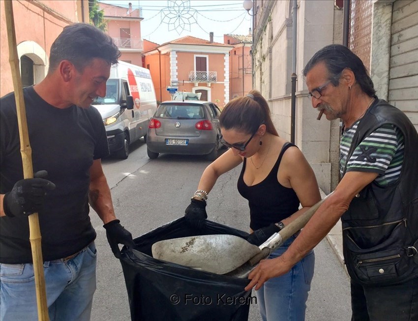 Senso civico: a Casacalenda volontari puliscono le strade per la festa patronale