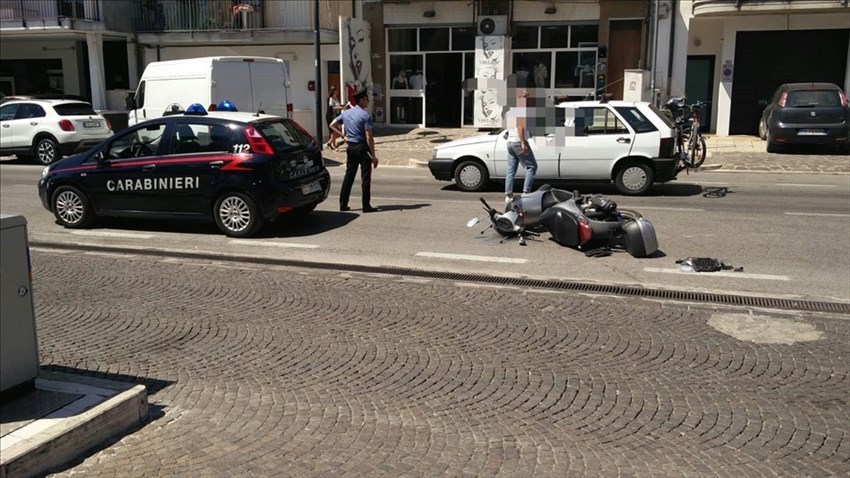 Scontro tra uno scooter e un furgone in corso Mazzini, un ferito