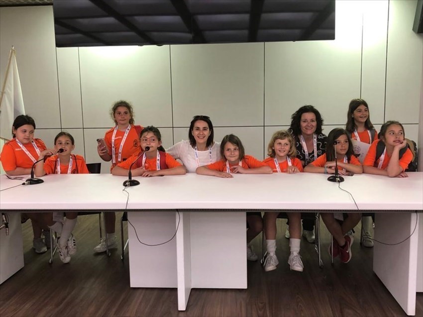 ​Nove ragazze della Scuola Spataro a Coverciano con la Bacigalupo