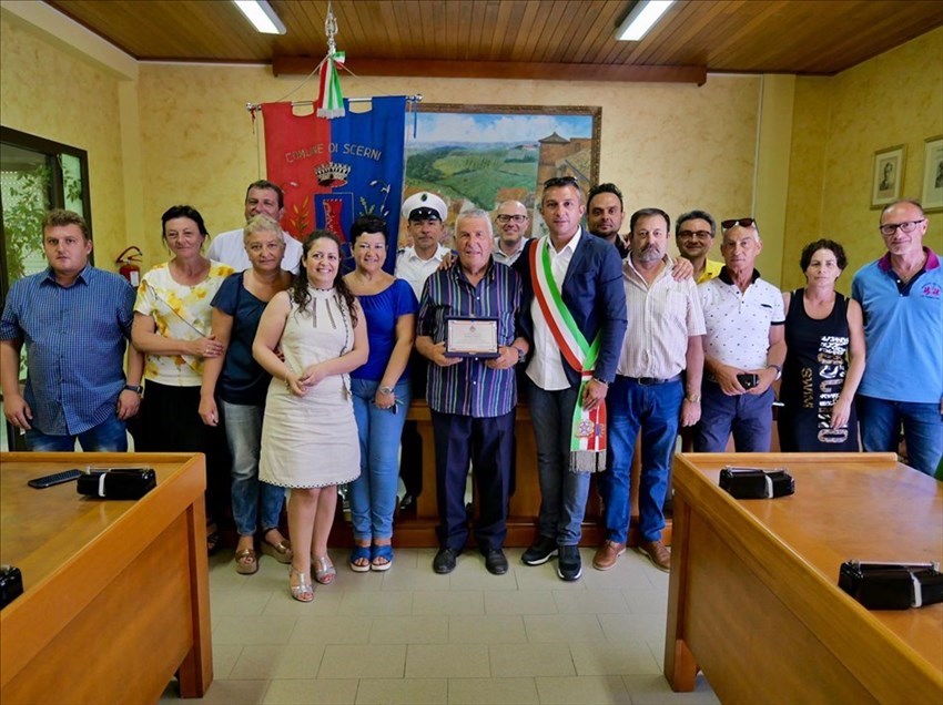 Consegnata una targa per la pensione al Vigile Urbano Giuseppe Sabatini