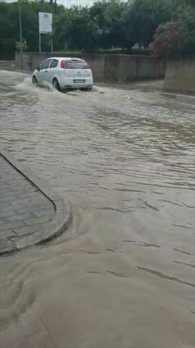 Via Incoronata si allaga e le villette vengono inondate: «Il sistema di drenaggio è insufficiente»