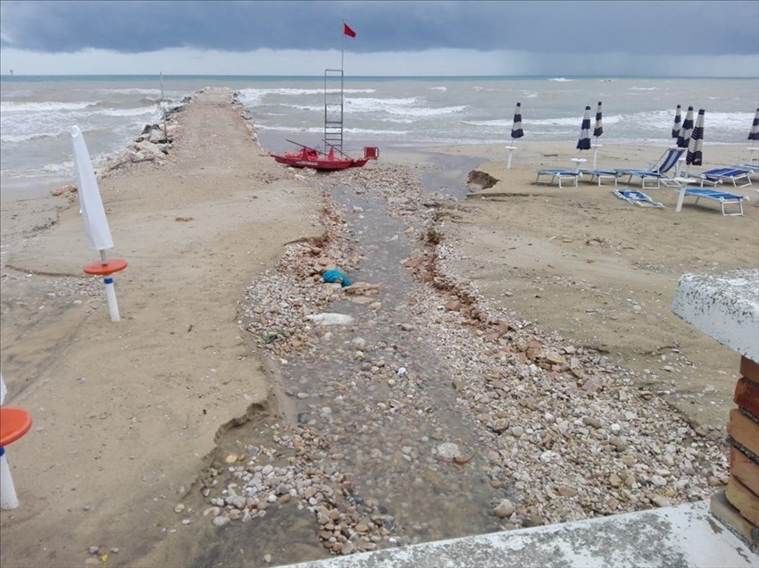 I danni del maltempo sulla spiaggia di Casalbordino