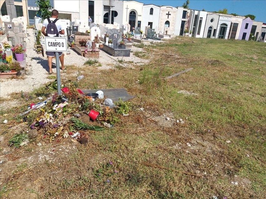 «Erbacce e rifiuti davanti alla tomba di mia figlia, i morti meritano rispetto»