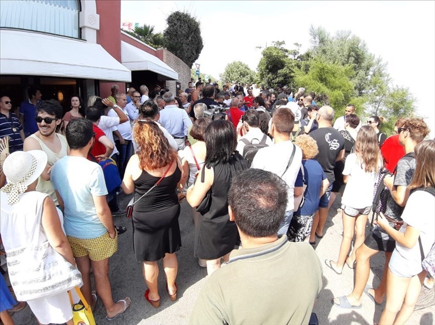 Salvini si fa attendere, mezzogiorno di fuoco alla Cala Sveva