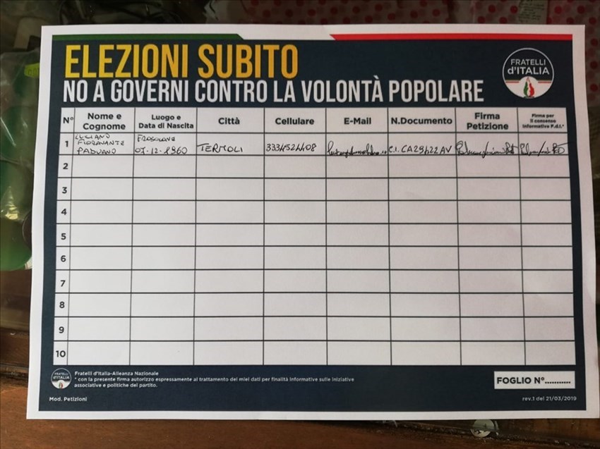 Fratelli d'Italia in spiaggia raccoglie firme per le 'Elezioni subito'
