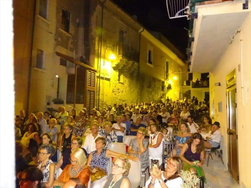 Papa Francesco, donne e bullismo: a largo Tornola il teatro sociale di Pina Bellano