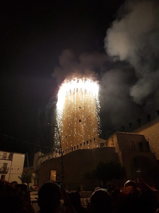 ​Colletorto, uno spettacolo le Notti Angioine con incendio artistico della torre