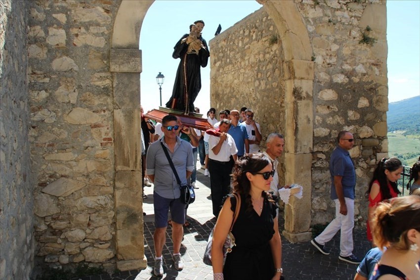 Carunchio in festa per Sant'Antonio: messa, processione e fuochi