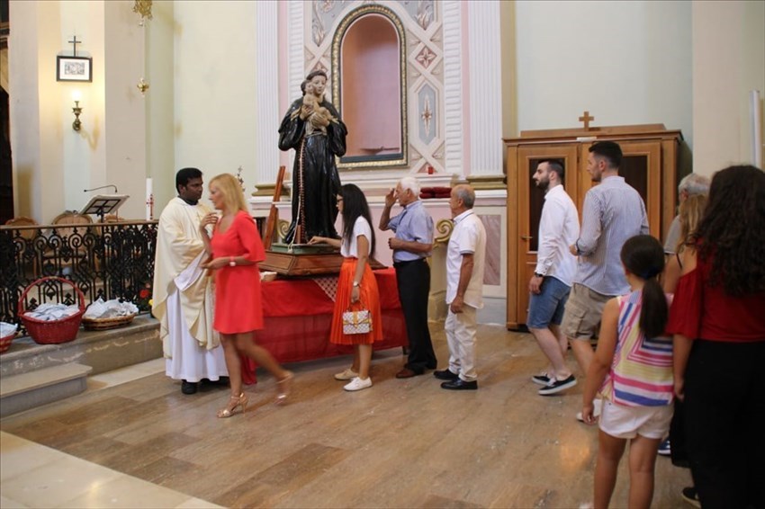 Carunchio in festa per Sant'Antonio: messa, processione e fuochi