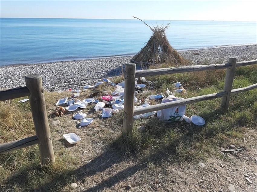 Rifiuti abbandonati nella Riserva sulla spiaggia di Mottagrossa