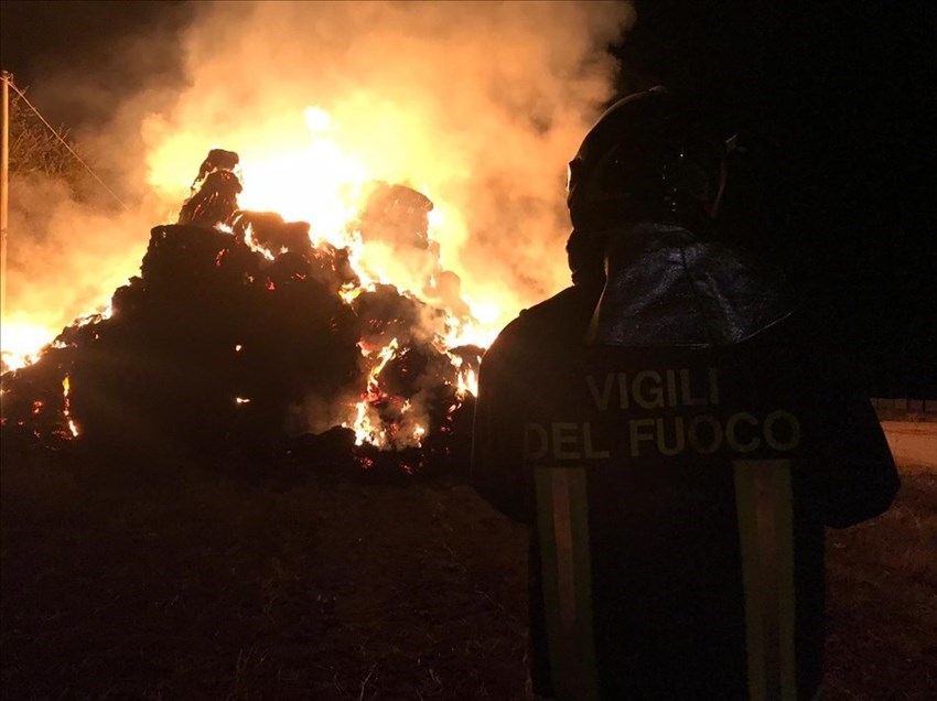Oltre 500 balle di fieno in fiamme tra San Salvo e Montenero di Bisaccia