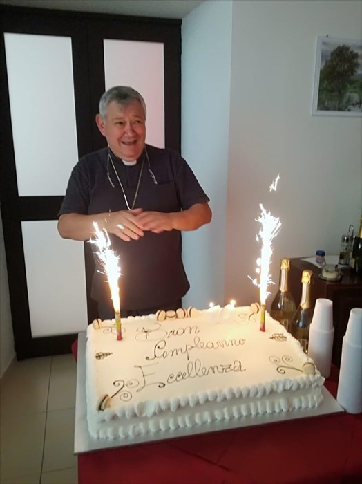messaggio di auguri da parte della comunità diocesana per i 70 anni del vescovo Gianfranco De Luca