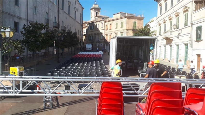 Il palco in allestimento in piazza del Popolo