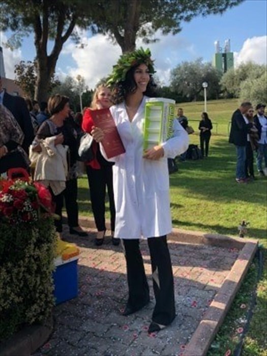 Confetti rossi per Ilaria Cinalli, neo dottoressa in chimica farmaceutica