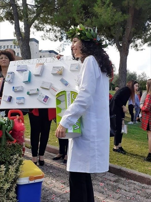 Confetti rossi per Ilaria Cinalli, neo dottoressa in chimica farmaceutica