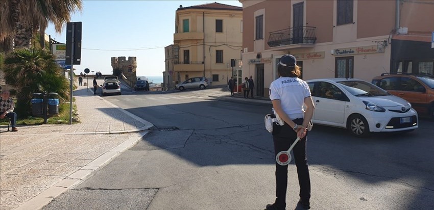 Street control, Polizia municipale all'opera in via Roma