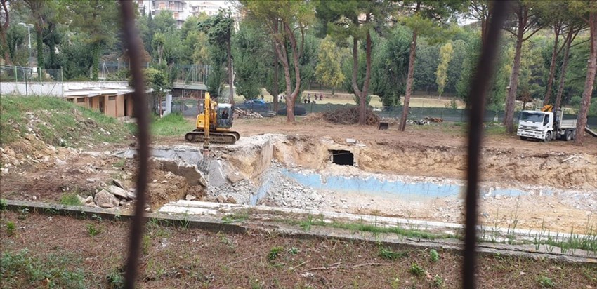 Iniziati i lavori di abbattimento e poi ristrutturazione della piscina del parco comunale