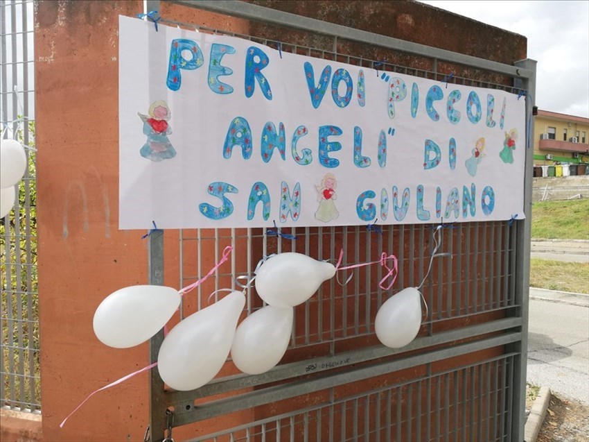 L'istituto comprensivo di Difesa Grande si tinge di bianco per ricordare gli angeli di San Giuliano